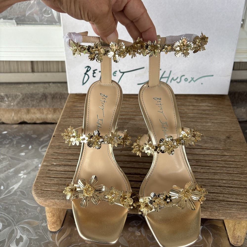 NEW Betsey Johnson Gold Synthetic Flower/Faux Diamond Strappy SandalPearl Pump 5